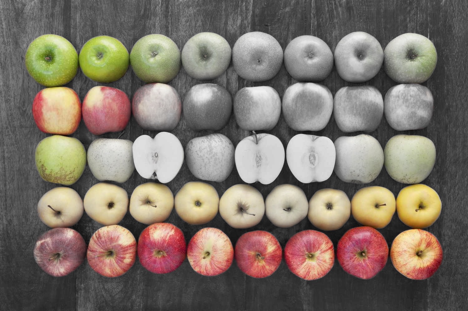 Splash result: a group of apples kept in colour while the rest of the tray is desaturated to grey